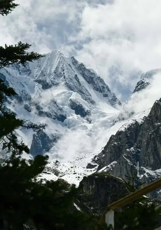El Glaciar de Dagu y el Valle Siete Colores